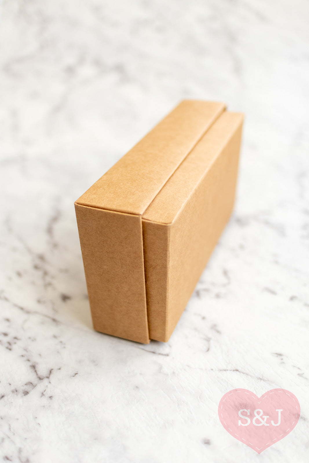 Caja cuadrada cartón Kraft con tapa integrada 29x29x5cm 50uds
